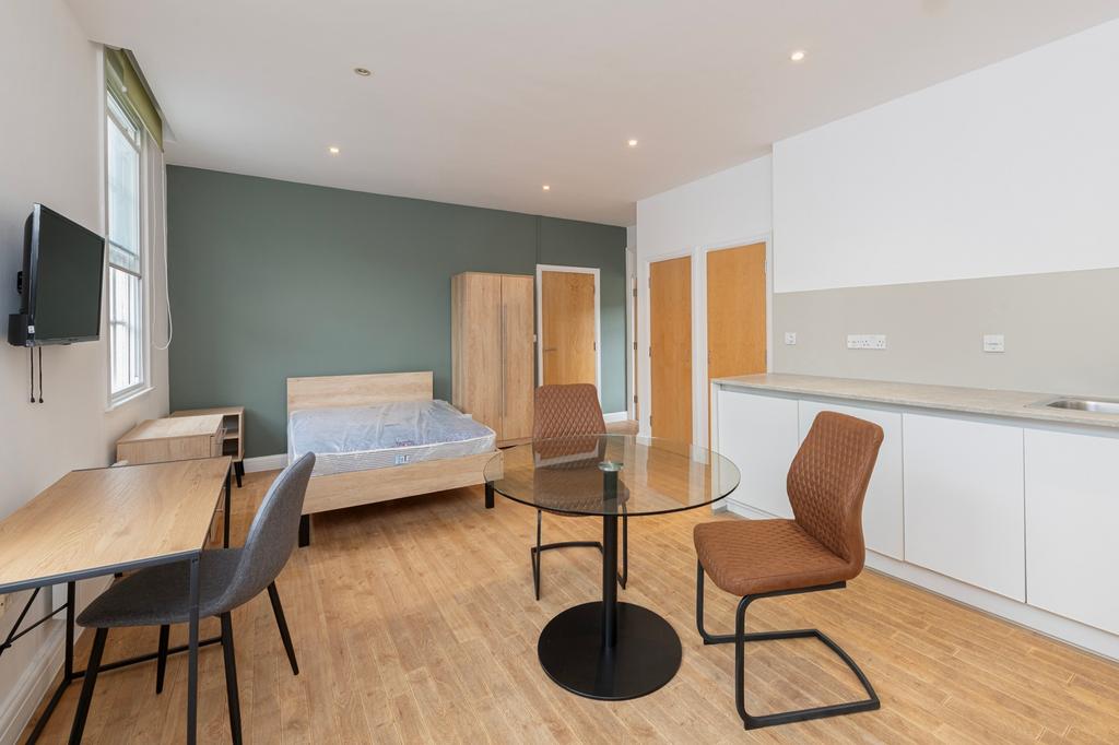 A spacious and bright large double bedroom feat...