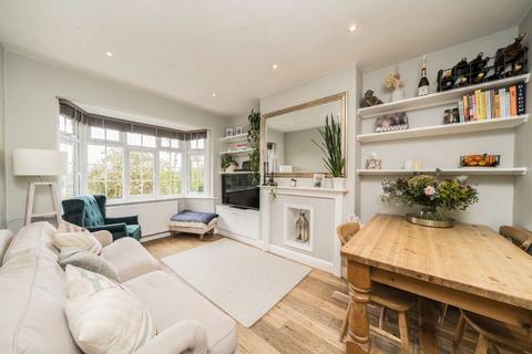 3 bedroom flat for sale, Fieldview, London SW18