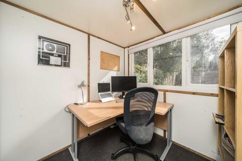3 bedroom flat for sale, Fieldview, London SW18