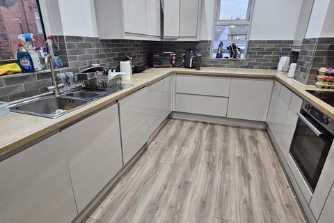 9 bedroom house to rent, Regent Park Terrace, Leeds