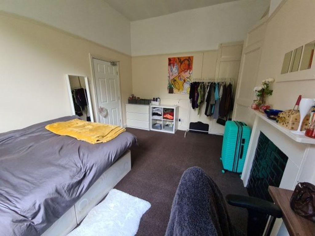A cozy double bedroom featuring a comfortable b...