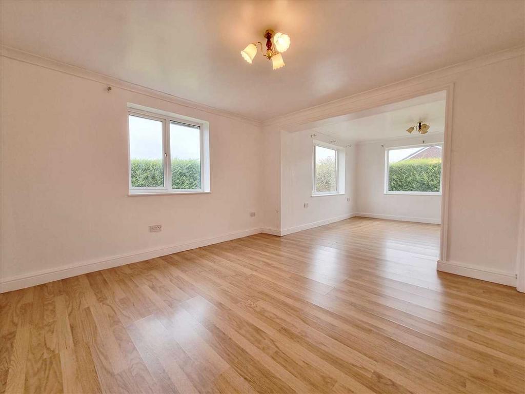 Living/Dining Room: