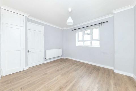 3 bedroom flat to rent, Gray Street, London SE1