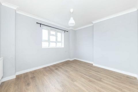 3 bedroom flat to rent, Gray Street, London SE1