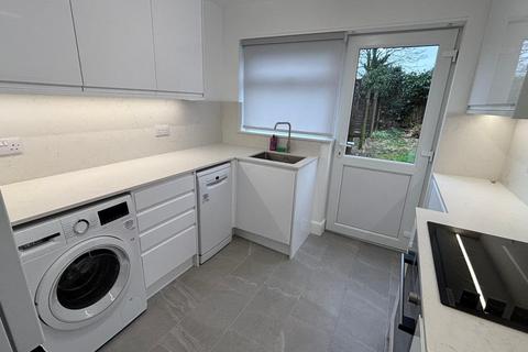 2 bedroom flat to rent, Prince George Avenue, Oakwood N14
