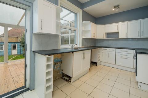 4 bedroom semi-detached house to rent, Mill Hill Road, PO31