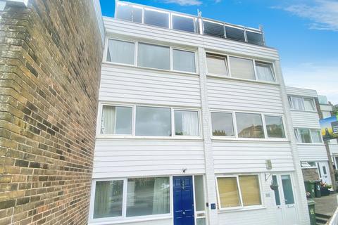 Crown Court, Market Hill, Cowes, PO31