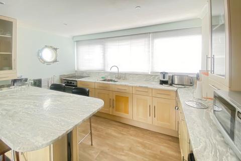 3 bedroom house to rent, Crown Court, Market Hill, Cowes, PO31