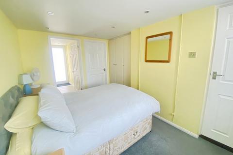 3 bedroom house to rent, Crown Court, Market Hill, Cowes, PO31