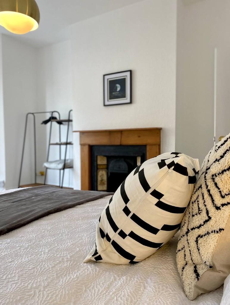 8 Bed Fireplace