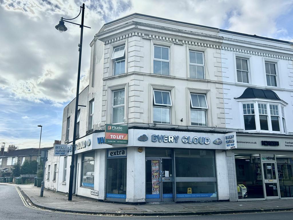West Street, PO16 3 bed house - 1,200 pcm (277 pw)