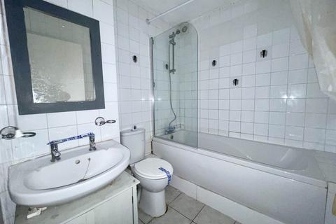 2 bedroom flat for sale, Elderberry Close, Luton LU2