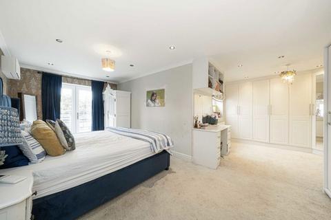 29 Coombe Road, Hampton, TW12 3PB
