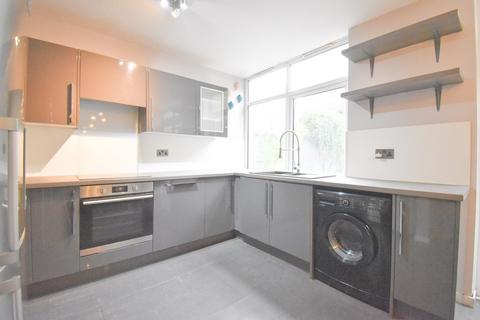 4 bedroom townhouse to rent, Silver Tree Close, Walton-on-Thames, KT12