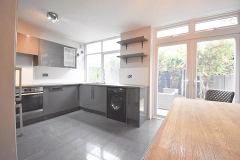 4 bedroom townhouse to rent, Silver Tree Close, Walton-on-Thames, KT12