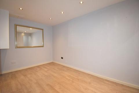 4 bedroom townhouse to rent, Silver Tree Close, Walton-on-Thames, KT12