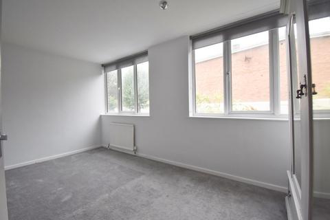 4 bedroom townhouse to rent, Silver Tree Close, Walton-on-Thames, KT12