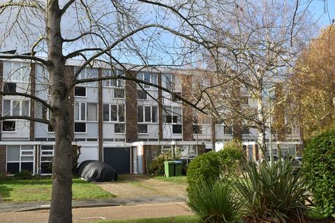 4 bedroom townhouse to rent, Silver Tree Close, Walton-on-Thames, KT12