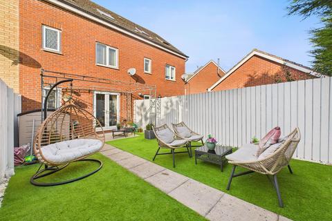 4 bedroom terraced house for sale, Munstead Way, Brough