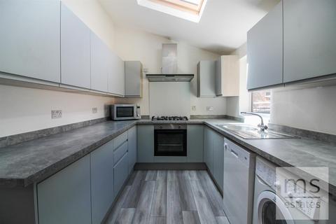 6 bedroom end of terrace house to rent, Rothesay Avenue, Nottingham NG7