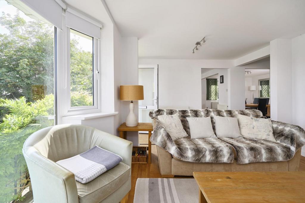 Living room 03.jpg