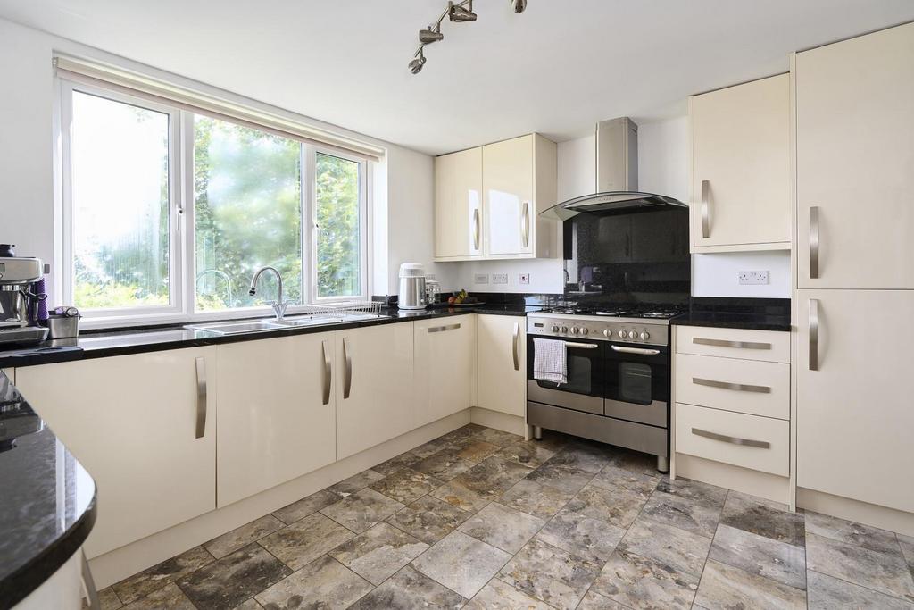 Kitchen 02.jpg