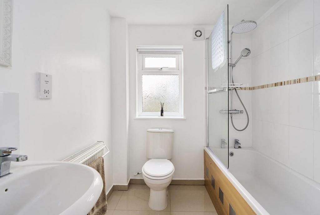 Bathroom 02.jpg