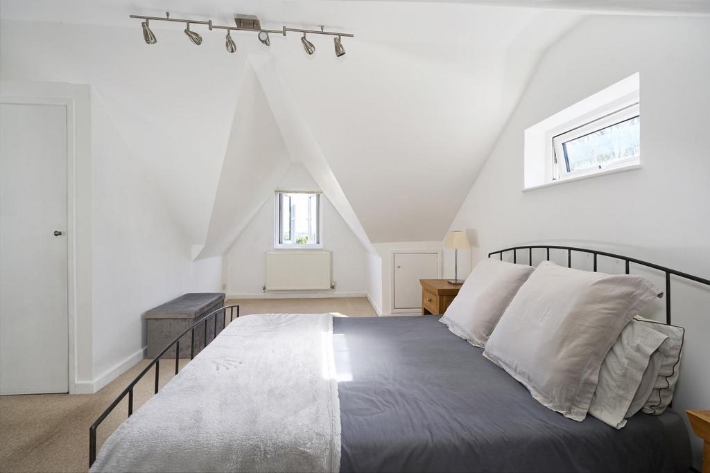 Master Bedroom 02.jpg
