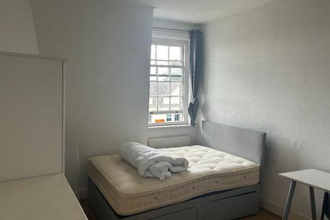 undefined, Kingston Hill, Kingston upon Thames, R2