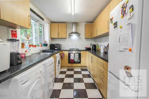 6 bedroom semi-detached house to rent, Trinity Avenue, Nottingham NG7