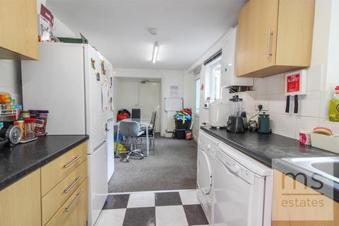 6 bedroom semi-detached house to rent, Trinity Avenue, Nottingham NG7