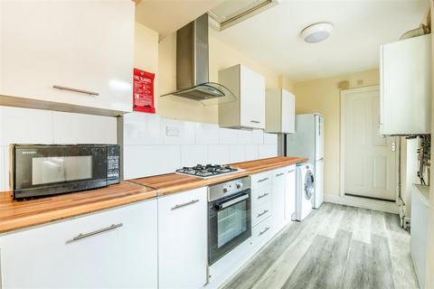 3 bedroom end of terrace house to rent, Warwick Street, Nottingham NG7