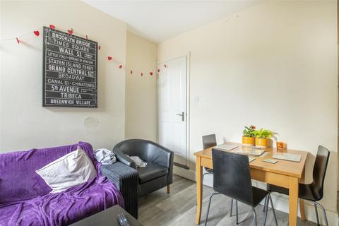 3 bedroom end of terrace house to rent, Warwick Street, Nottingham NG7