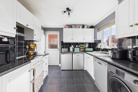 3 bedroom semi-detached house for sale, Airedale Drive, Bridlington