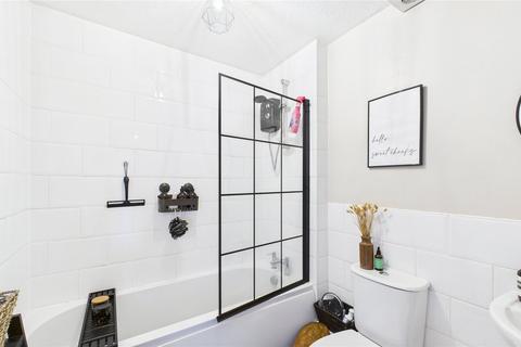 1 bedroom flat for sale, Meadowbank Road, Surrey GU18