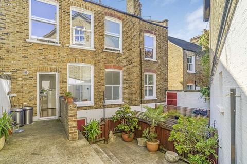 2 bedroom flat for sale, Iveley Road, London SW4