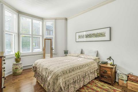 2 bedroom flat for sale, Iveley Road, London SW4