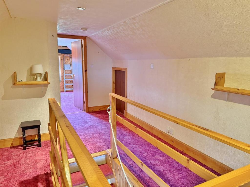 Upper hallway to bedroom