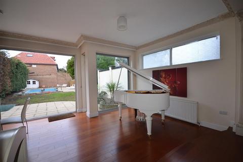 4 bedroom detached house to rent, Penhurst Gardens, Edgware , Middlesex, HA8 9TT