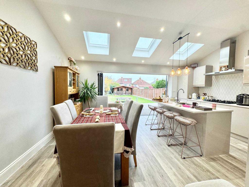 Caversham Avenue SM3 9 AQ