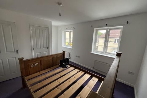 3 bedroom end of terrace house to rent, Medlar Close, Bristol BS10