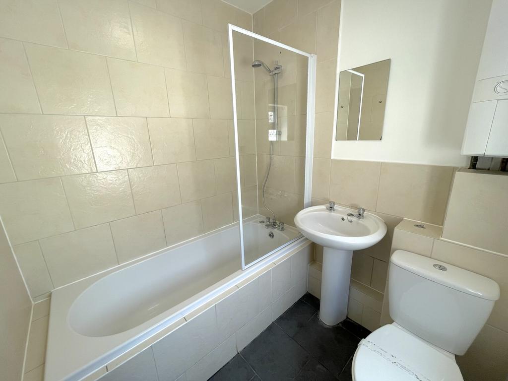 47 Hood Street - Bathroom.jpg