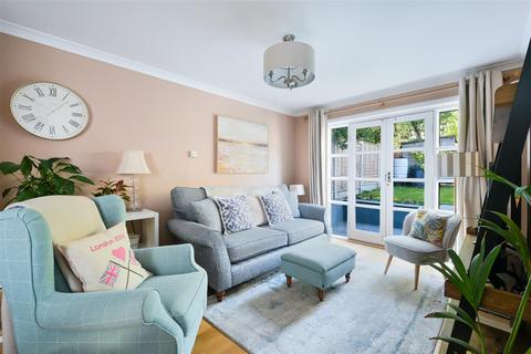 28 Pikes Hill, Epsom, KT17 4EA