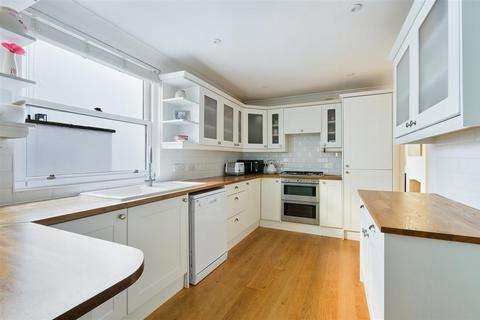28 Pikes Hill, Epsom, KT17 4EA
