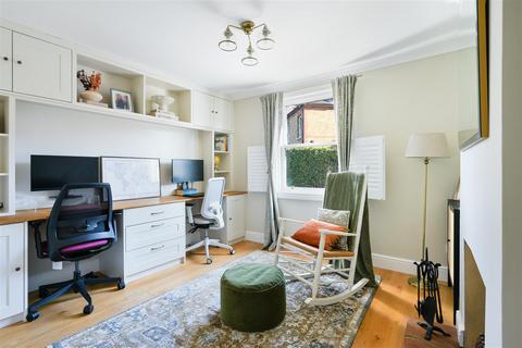 28 Pikes Hill, Epsom, KT17 4EA