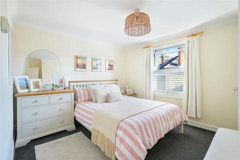 28 Pikes Hill, Epsom, KT17 4EA