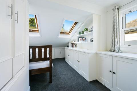 28 Pikes Hill, Epsom, KT17 4EA