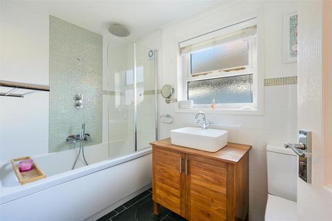 28 Pikes Hill, Epsom, KT17 4EA