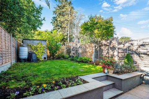 28 Pikes Hill, Epsom, KT17 4EA