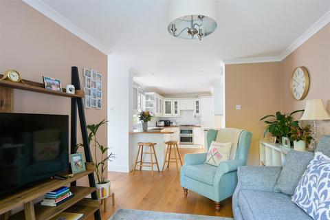 28 Pikes Hill, Epsom, KT17 4EA